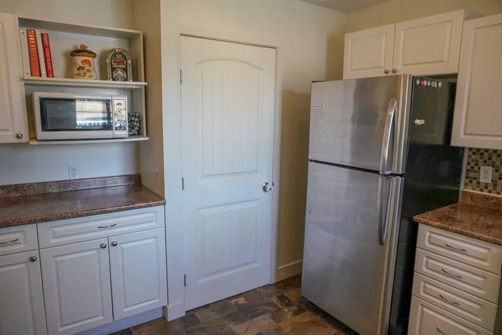 206 Mcgill Boulevard West, Lethbridge, AB - Indoor Photo Showing Kitchen