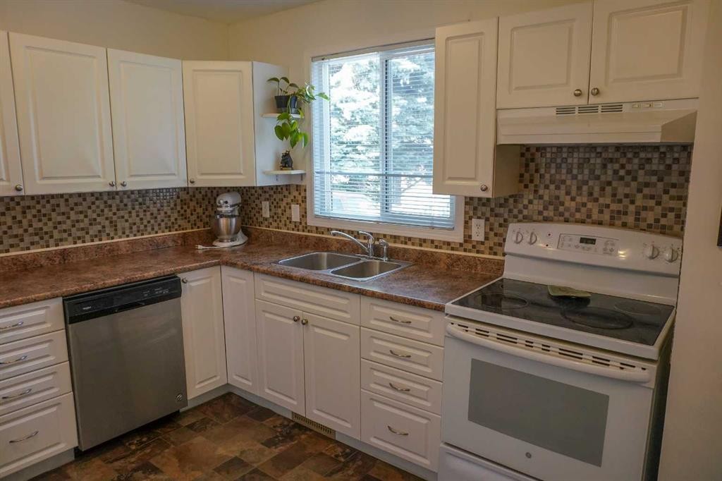 206 Mcgill Boulevard West, Lethbridge, AB - Indoor Photo Showing Kitchen With Double Sink