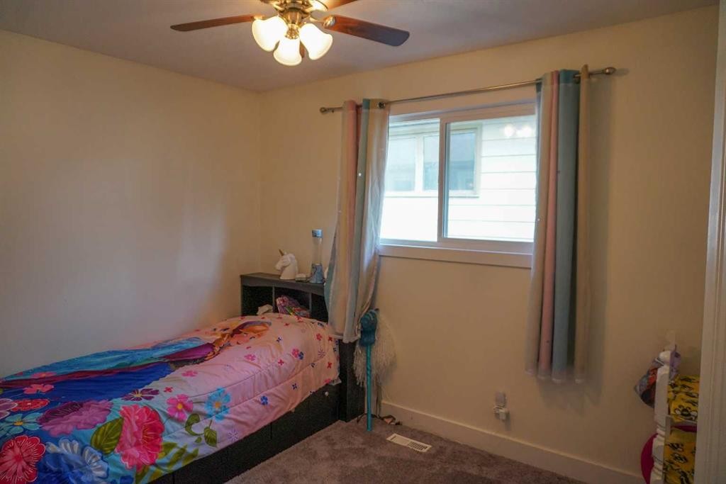 206 Mcgill Boulevard West, Lethbridge, AB - Indoor Photo Showing Bedroom