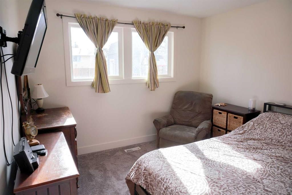 206 Mcgill Boulevard West, Lethbridge, AB - Indoor Photo Showing Bedroom
