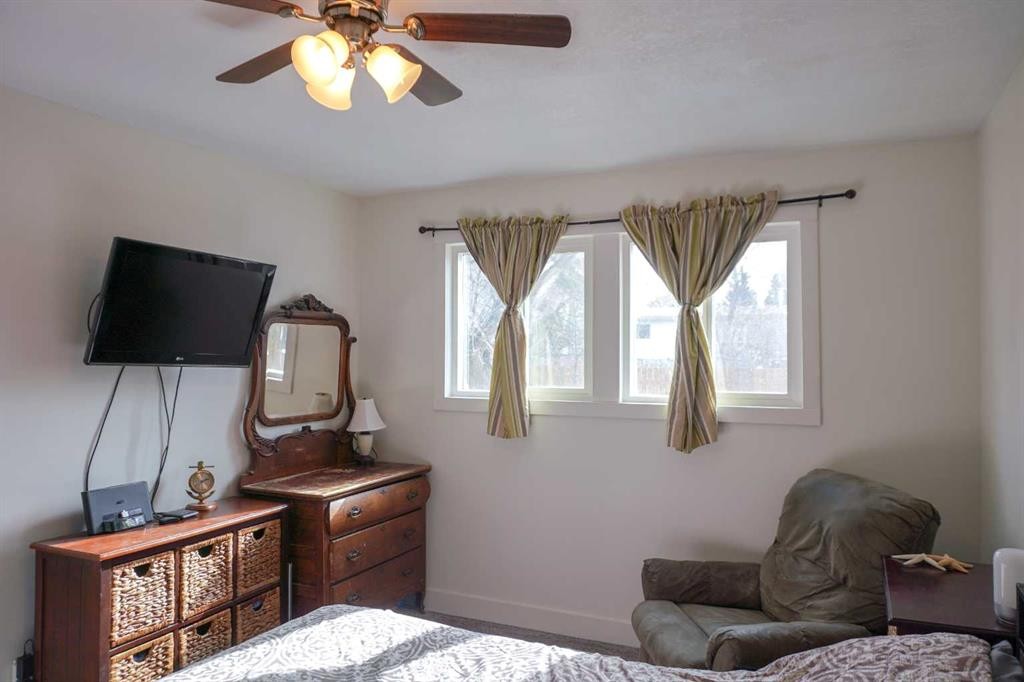 206 Mcgill Boulevard West, Lethbridge, AB - Indoor Photo Showing Bedroom