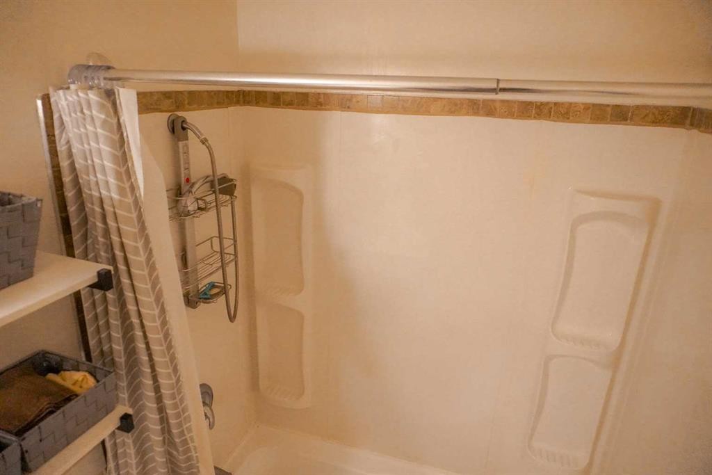 206 Mcgill Boulevard West, Lethbridge, AB - Indoor Photo Showing Bathroom