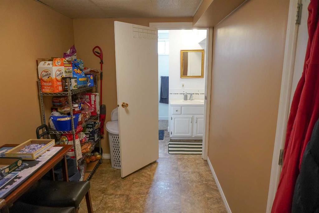 206 Mcgill Boulevard West, Lethbridge, AB - Indoor Photo Showing Other Room