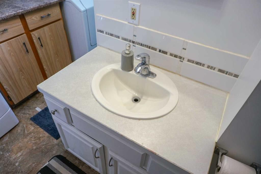206 Mcgill Boulevard West, Lethbridge, AB - Indoor Photo Showing Bathroom