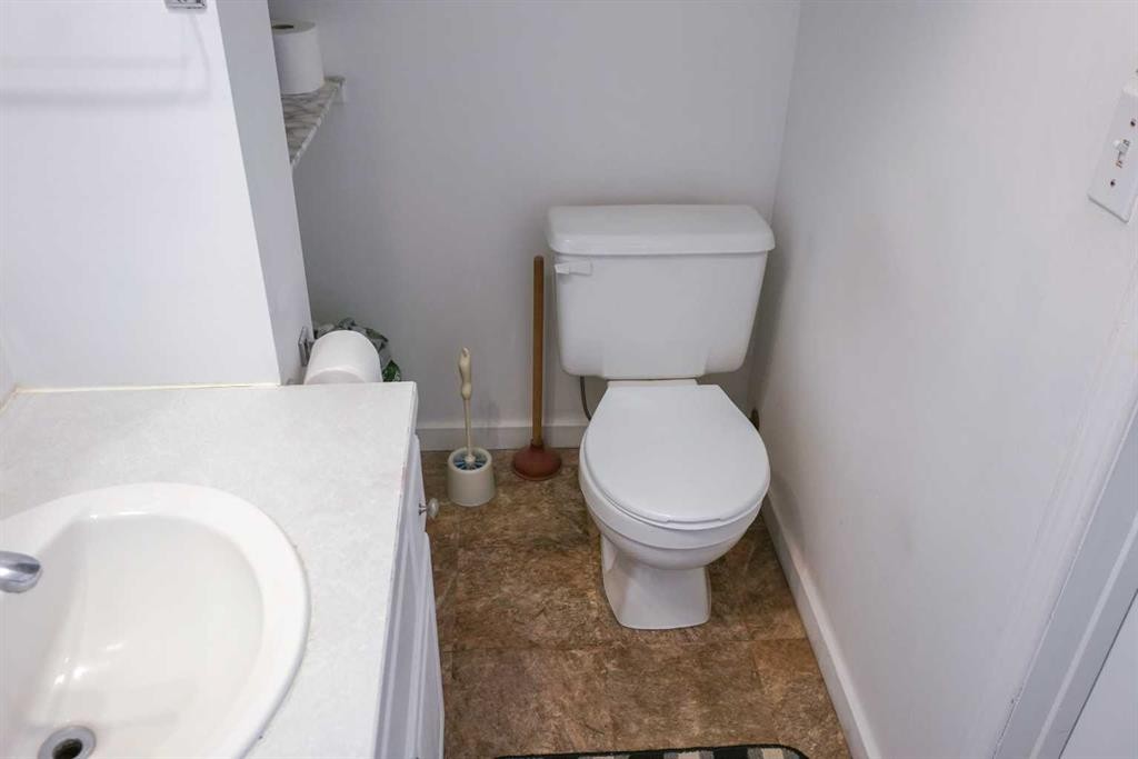 206 Mcgill Boulevard West, Lethbridge, AB - Indoor Photo Showing Bathroom