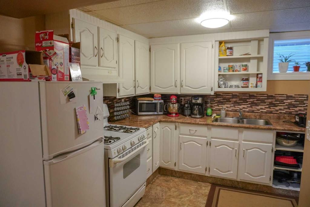 206 Mcgill Boulevard West, Lethbridge, AB - Indoor Photo Showing Kitchen With Double Sink