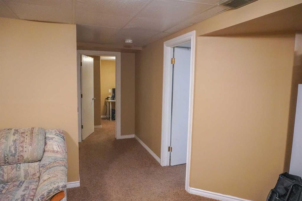 206 Mcgill Boulevard West, Lethbridge, AB - Indoor