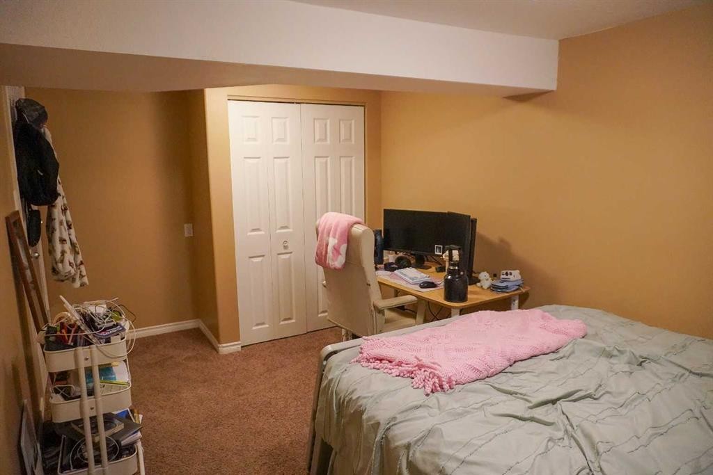 206 Mcgill Boulevard West, Lethbridge, AB - Indoor Photo Showing Bedroom