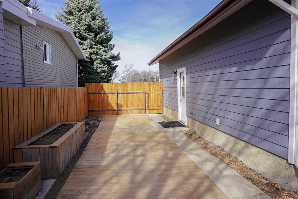 206 Mcgill Boulevard West, Lethbridge, AB - Outdoor With Exterior