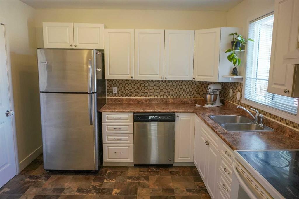 206 Mcgill Boulevard West, Lethbridge, AB - Indoor Photo Showing Kitchen With Double Sink