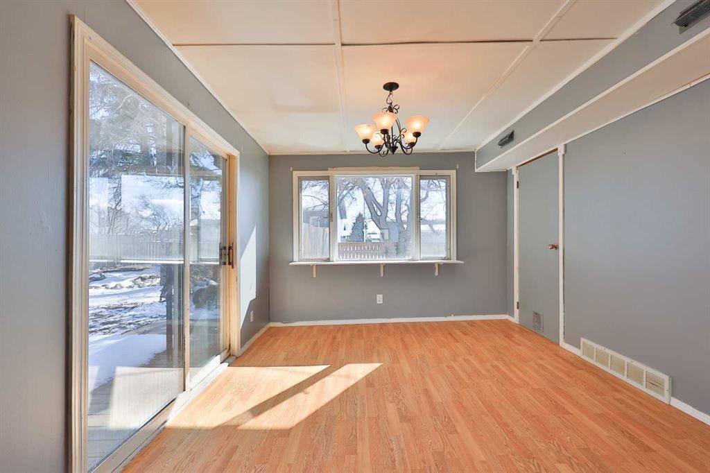 221 N 250 E, Raymond, AB - Indoor Photo Showing Other Room