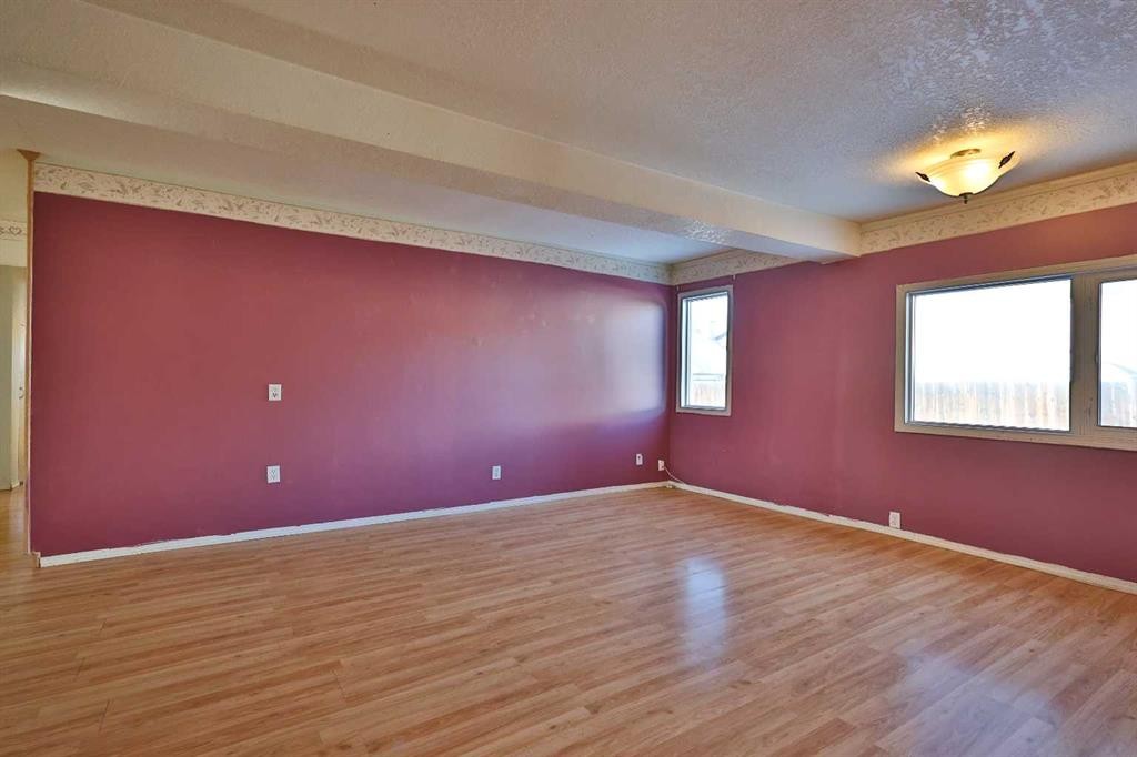 221 N 250 E, Raymond, AB - Indoor Photo Showing Other Room