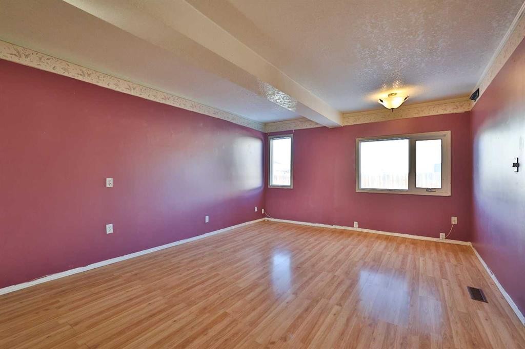 221 N 250 E, Raymond, AB - Indoor Photo Showing Other Room