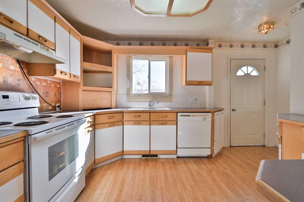 221 N 250 E, Raymond, AB - Indoor Photo Showing Kitchen With Double Sink