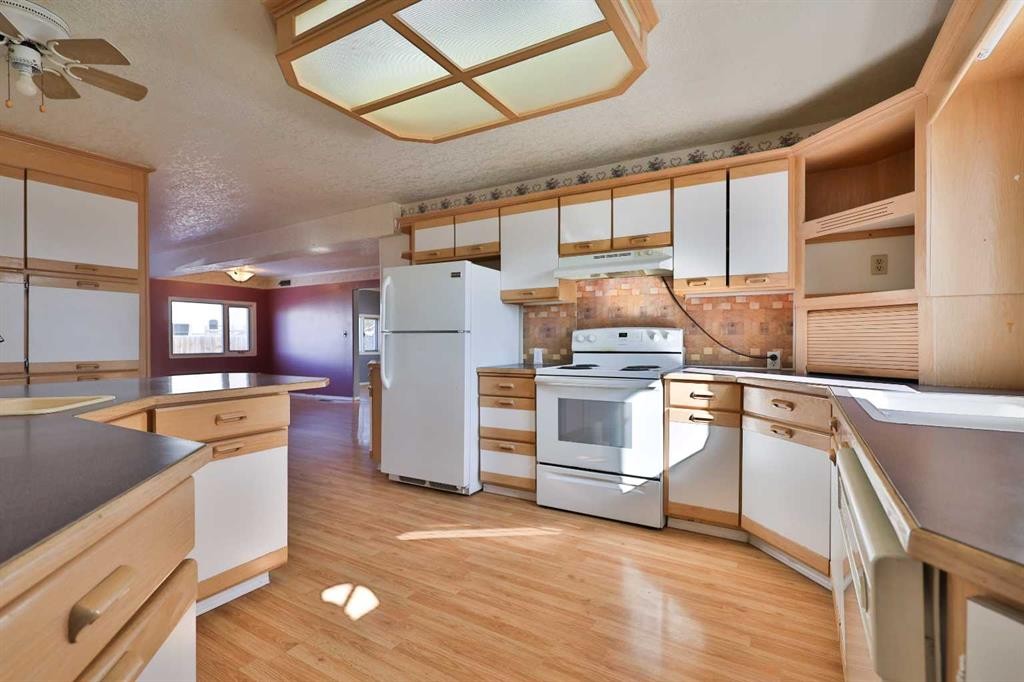 221 N 250 E, Raymond, AB - Indoor Photo Showing Kitchen