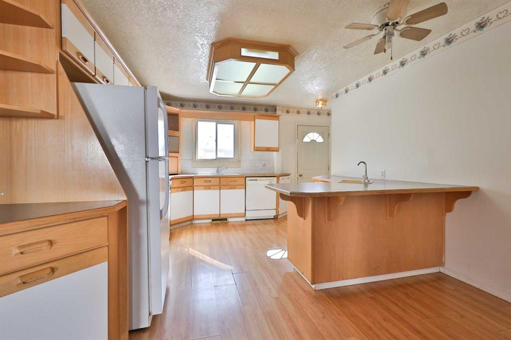 221 N 250 E, Raymond, AB - Indoor Photo Showing Kitchen