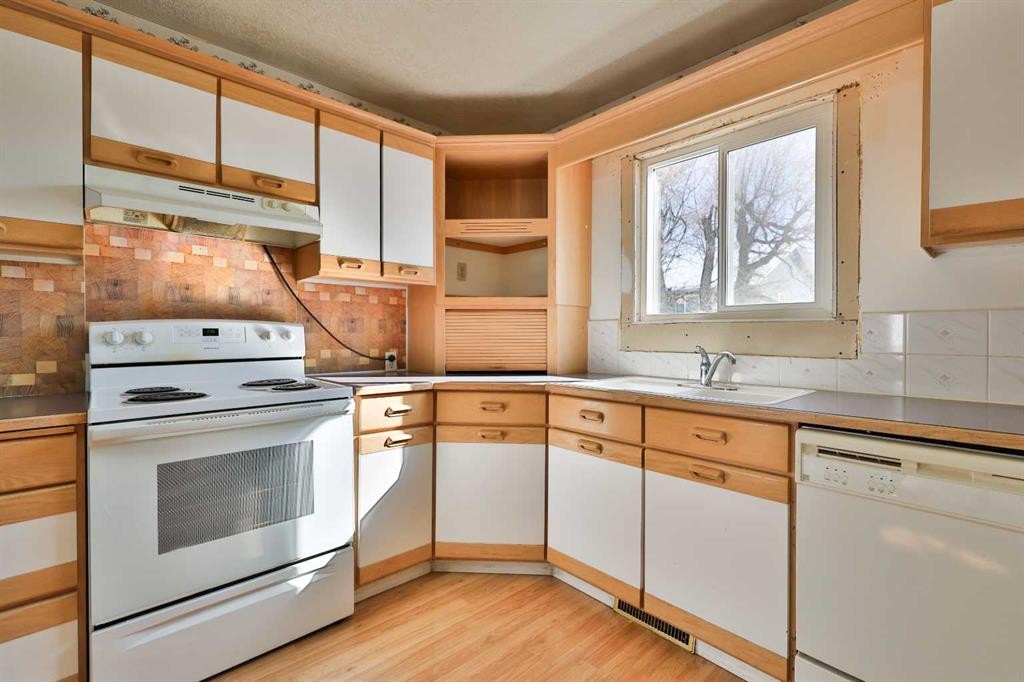 221 N 250 E, Raymond, AB - Indoor Photo Showing Kitchen