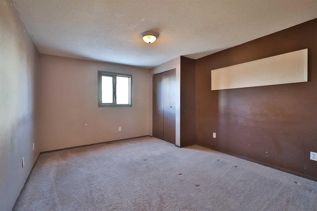 221 N 250 E, Raymond, AB - Indoor Photo Showing Other Room