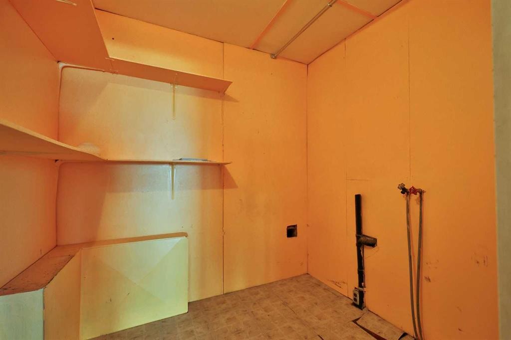 221 N 250 E, Raymond, AB - Indoor Photo Showing Other Room