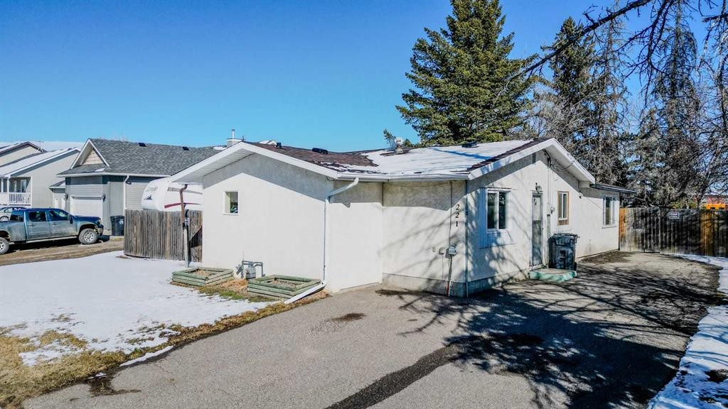 221 N 250 E, Raymond, AB - Outdoor