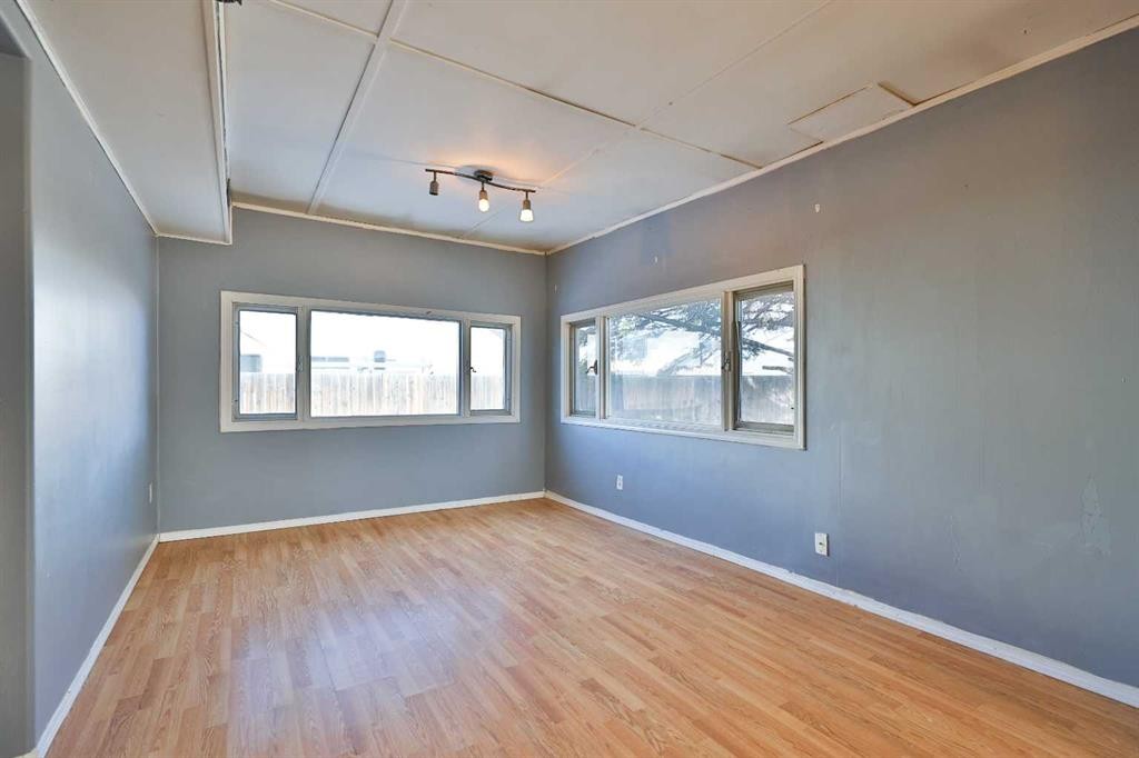 221 N 250 E, Raymond, AB - Indoor Photo Showing Other Room