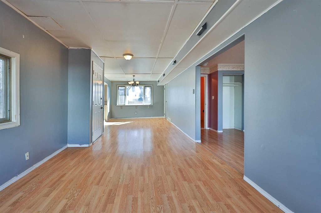 221 N 250 E, Raymond, AB - Indoor Photo Showing Other Room