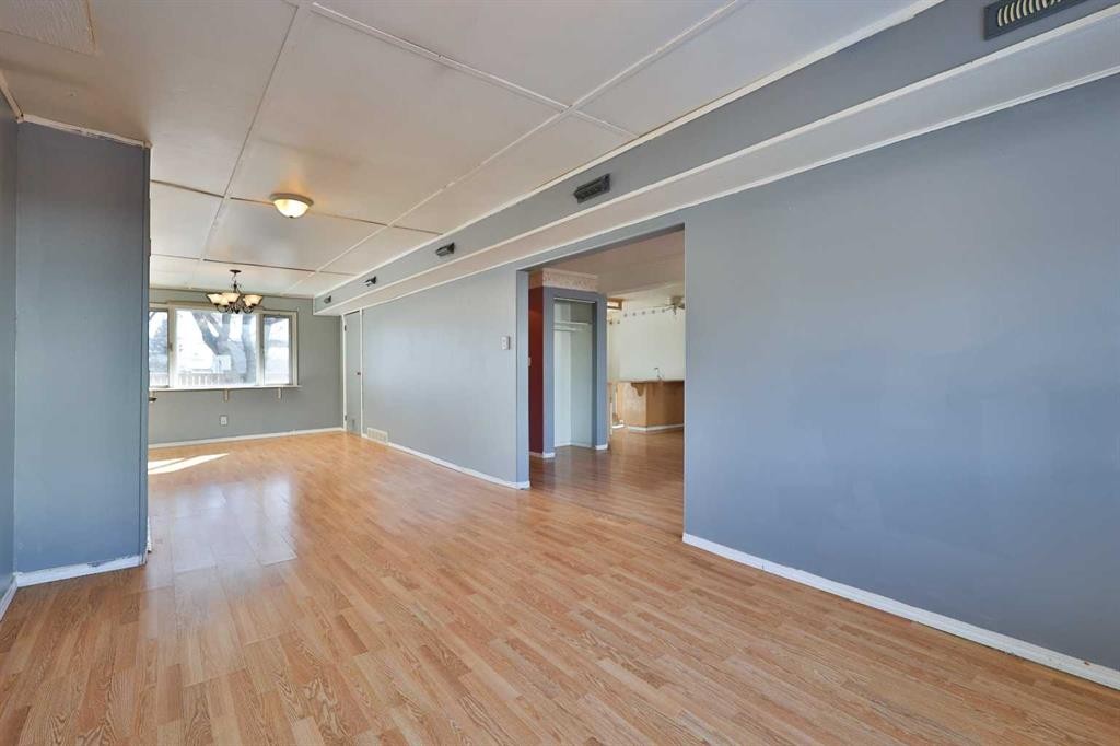 221 N 250 E, Raymond, AB - Indoor Photo Showing Other Room