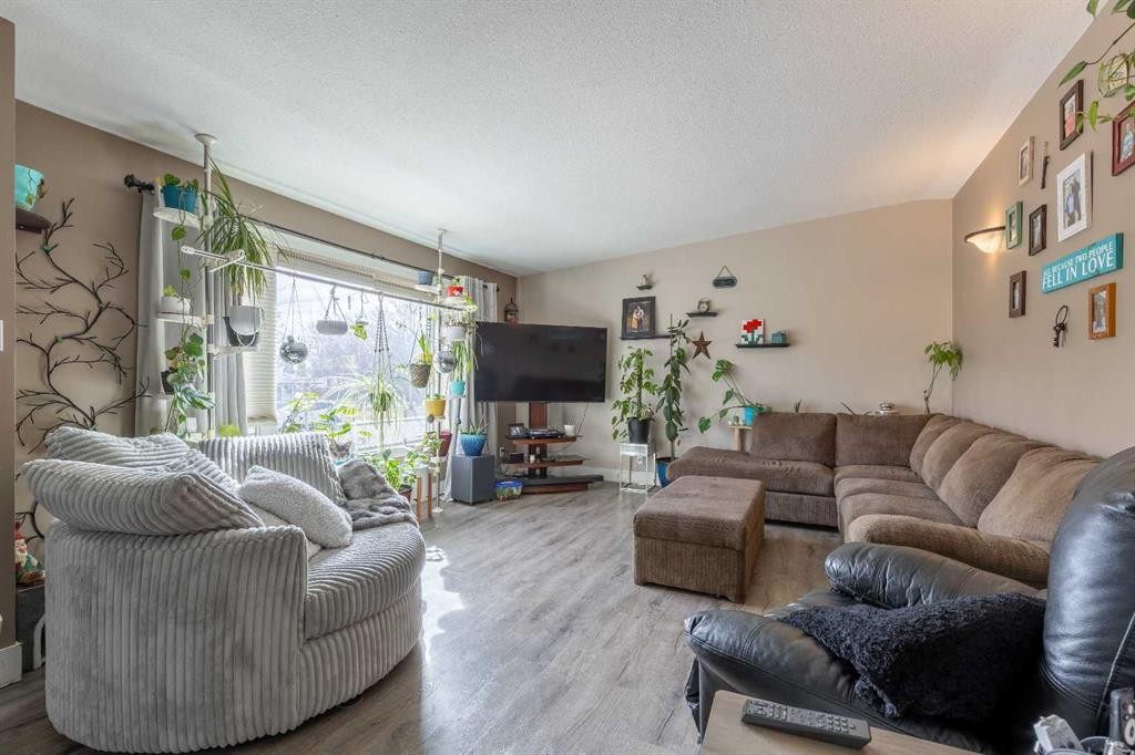 1907 7A Avenue North, Lethbridge, AB - Indoor Photo Showing Living Room