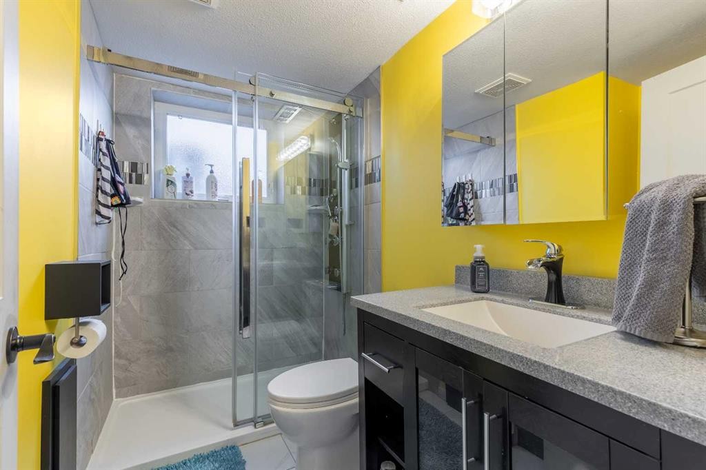 1907 7A Avenue North, Lethbridge, AB - Indoor Photo Showing Bathroom