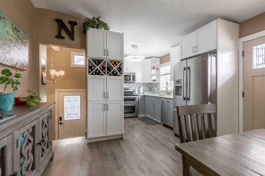 1907 7A Avenue North, Lethbridge, AB - Indoor Photo Showing Kitchen