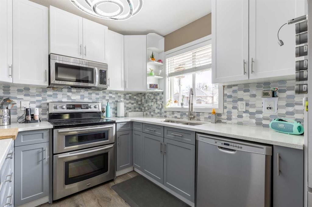 1907 7A Avenue North, Lethbridge, AB - Indoor Photo Showing Kitchen With Double Sink With Upgraded Kitchen
