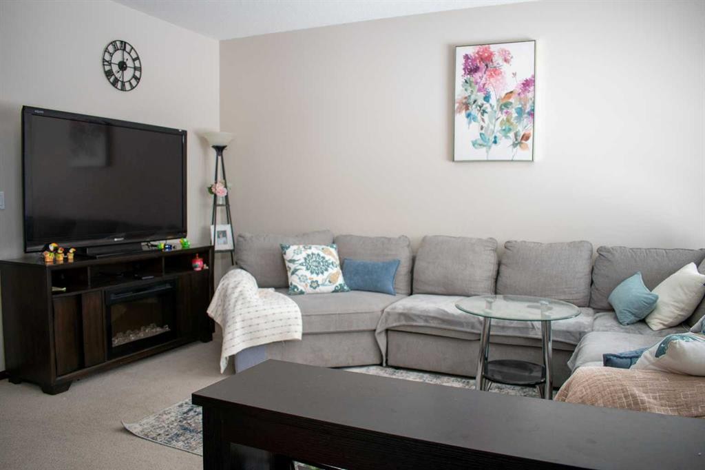 11 Abel Close, Red Deer, AB - Indoor Photo Showing Living Room