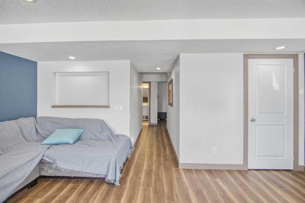 13 Evanscove Manor Nw, Calgary, AB - Indoor Photo Showing Bedroom