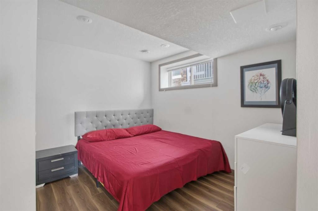 13 Evanscove Manor Nw, Calgary, AB - Indoor Photo Showing Bedroom