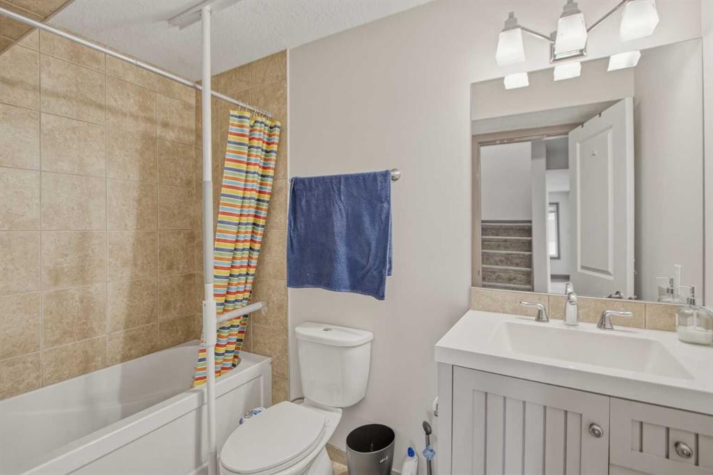 13 Evanscove Manor Nw, Calgary, AB - Indoor Photo Showing Bathroom