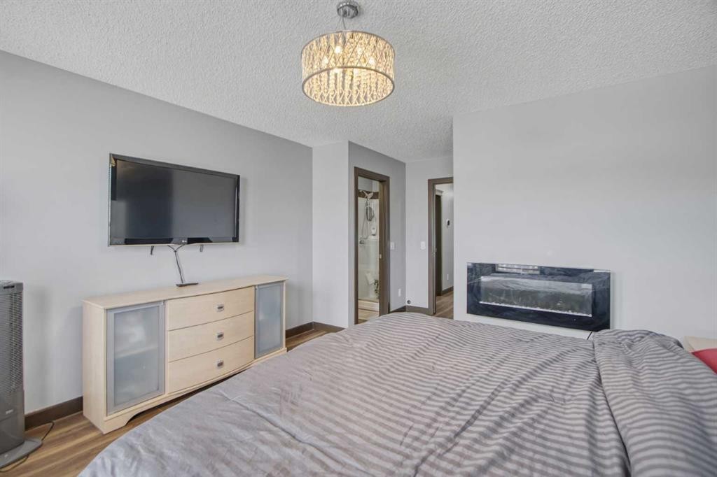 13 Evanscove Manor Nw, Calgary, AB - Indoor Photo Showing Bedroom