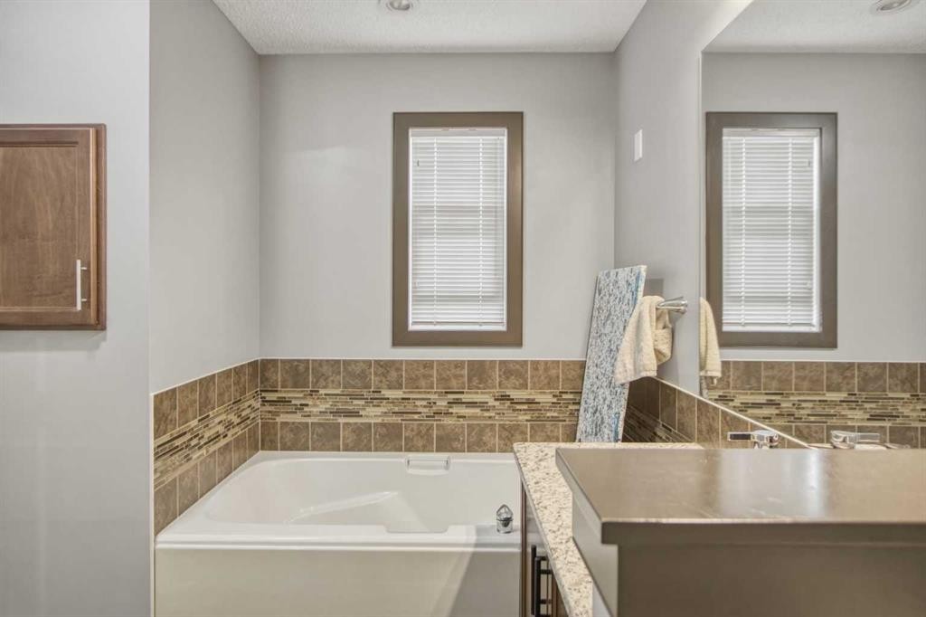 13 Evanscove Manor Nw, Calgary, AB - Indoor Photo Showing Bathroom