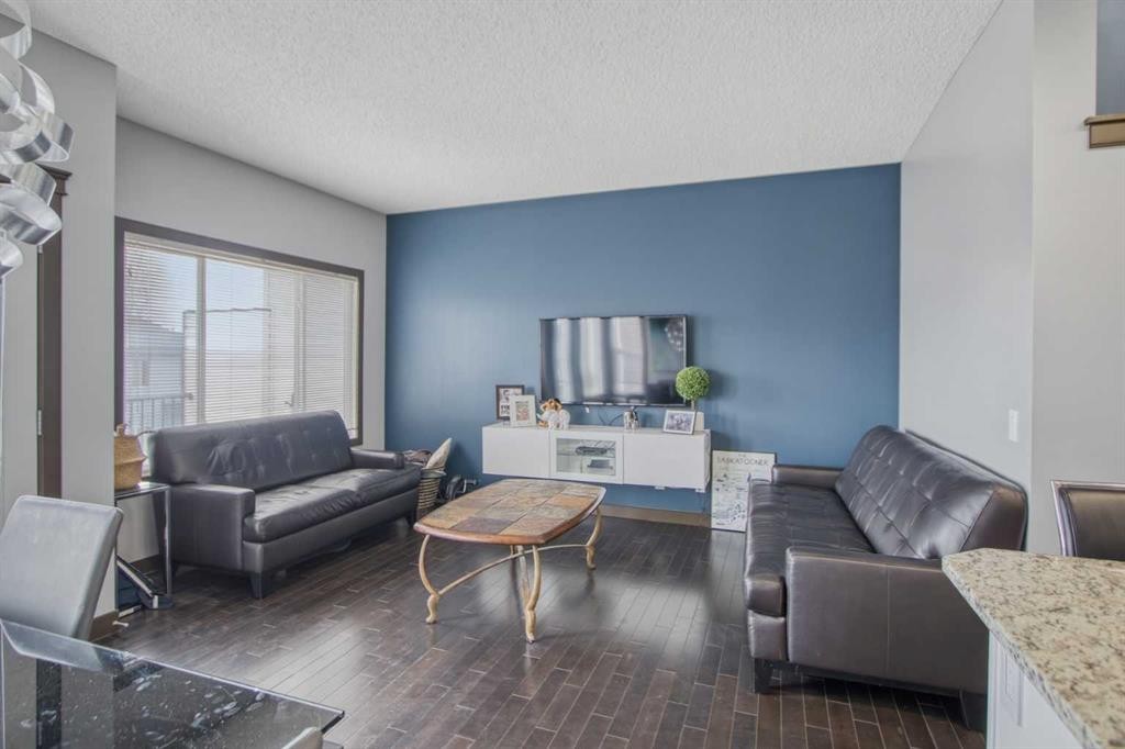 13 Evanscove Manor Nw, Calgary, AB - Indoor Photo Showing Living Room