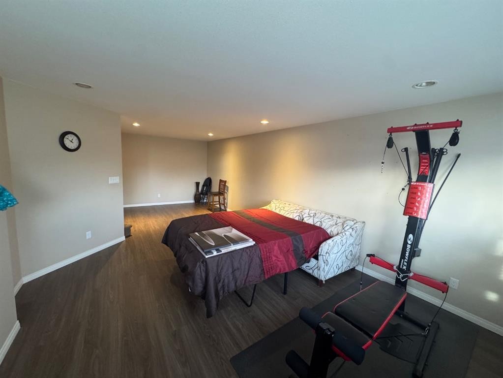 79 Sunridge Boulevard West, Lethbridge, AB - Indoor Photo Showing Bedroom