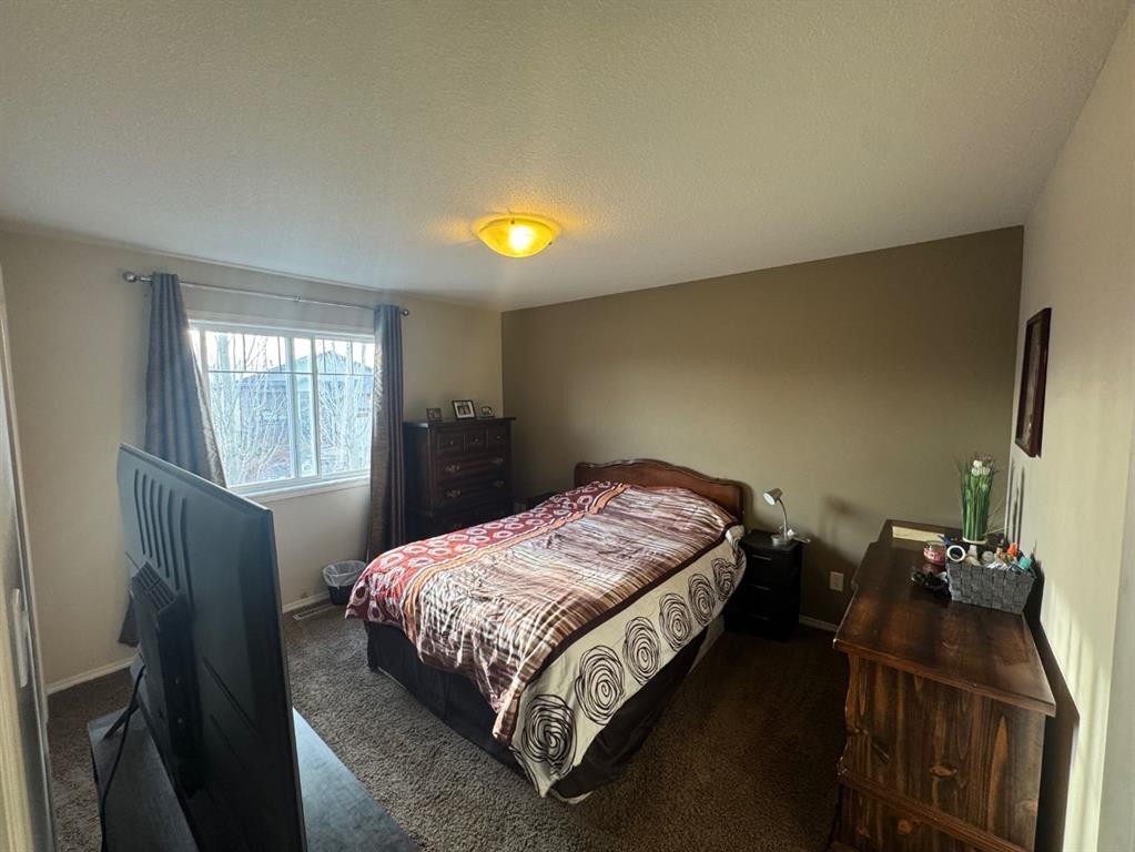 79 Sunridge Boulevard West, Lethbridge, AB - Indoor Photo Showing Bedroom
