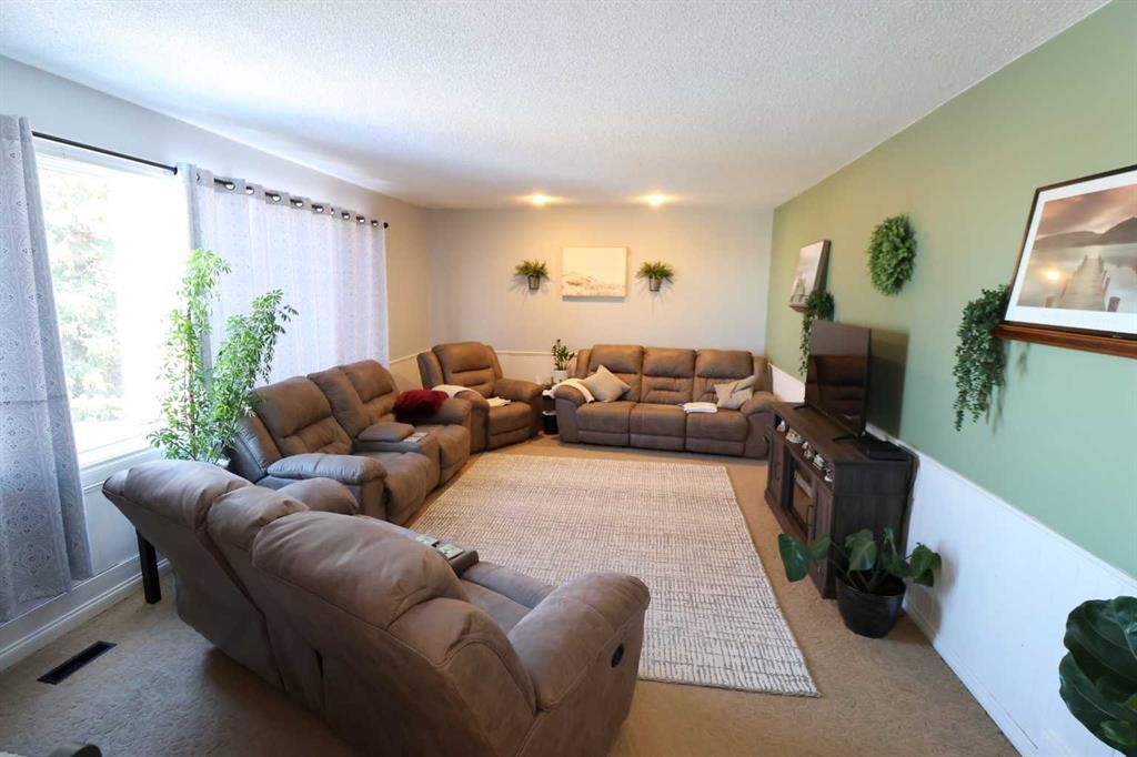 115054 Rr 103, Bow Island, AB - Indoor Photo Showing Living Room