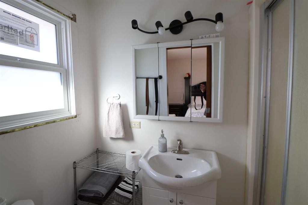 115054 Rr 103, Bow Island, AB - Indoor Photo Showing Bathroom