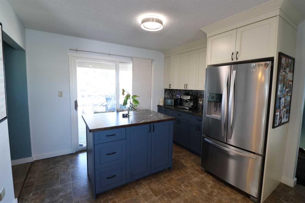 115054 Rr 103, Bow Island, AB - Indoor Photo Showing Kitchen
