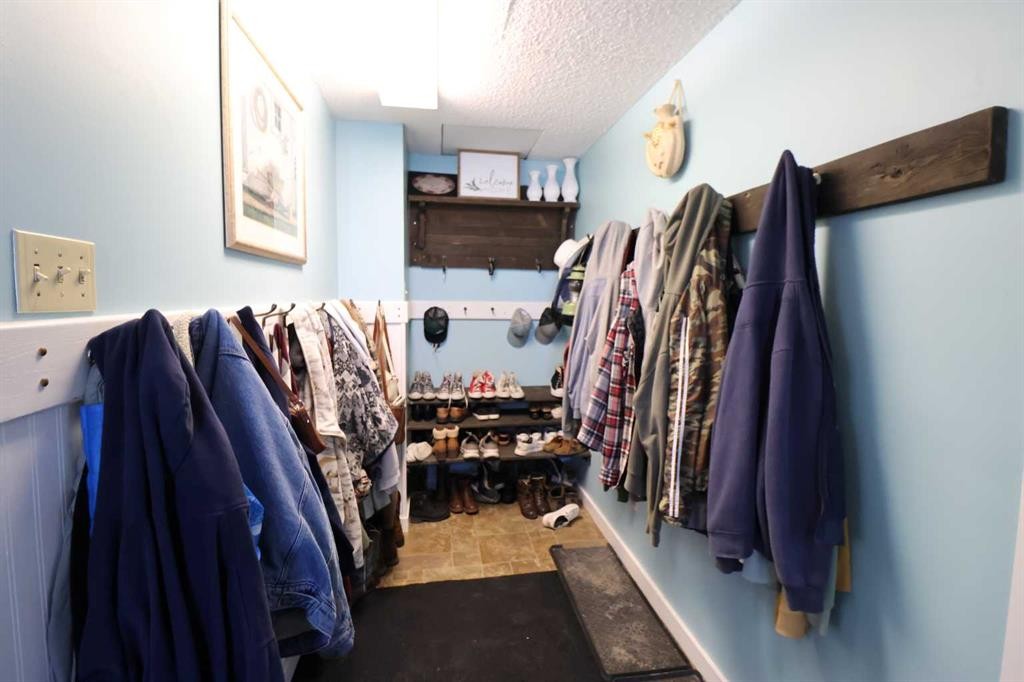 115054 Rr 103, Bow Island, AB - Indoor With Storage