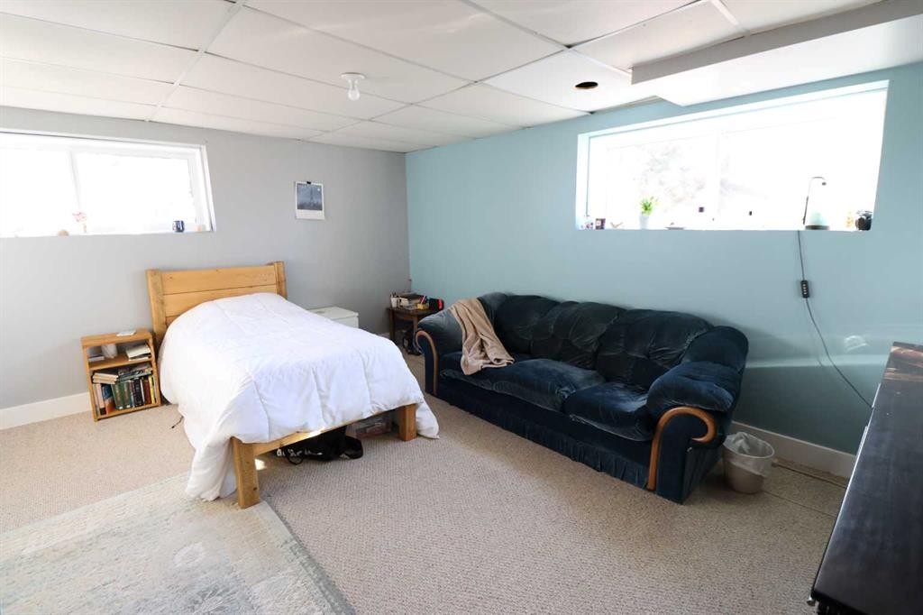 115054 Rr 103, Bow Island, AB - Indoor Photo Showing Bedroom