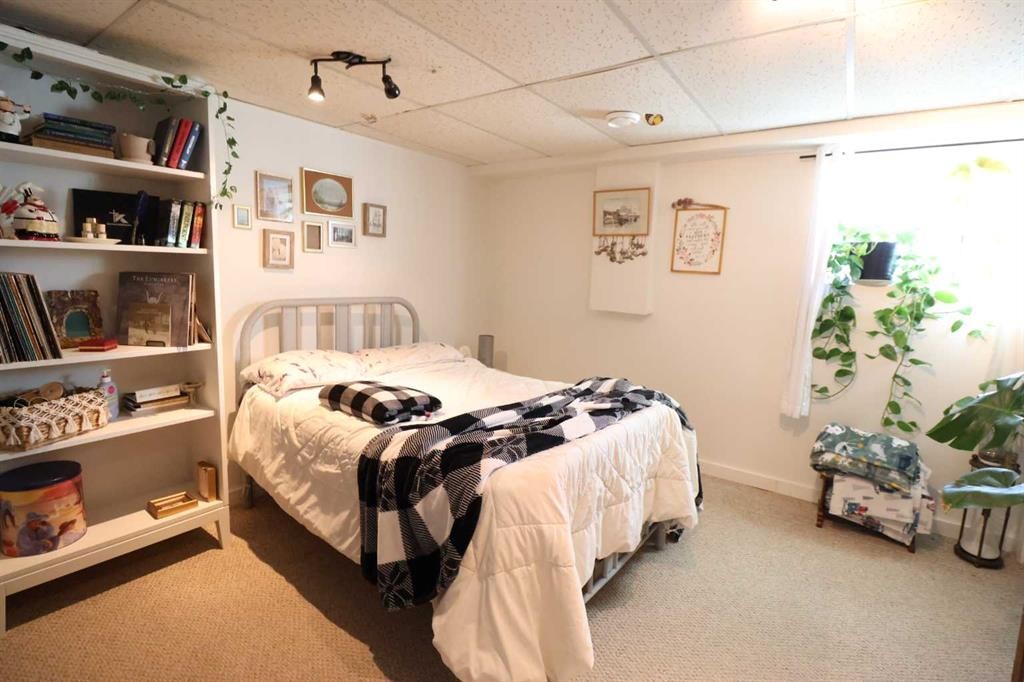 115054 Rr 103, Bow Island, AB - Indoor Photo Showing Bedroom