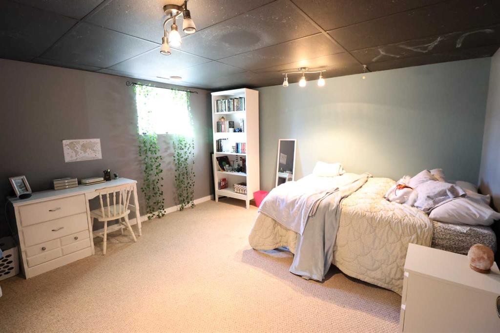 115054 Rr 103, Bow Island, AB - Indoor Photo Showing Bedroom