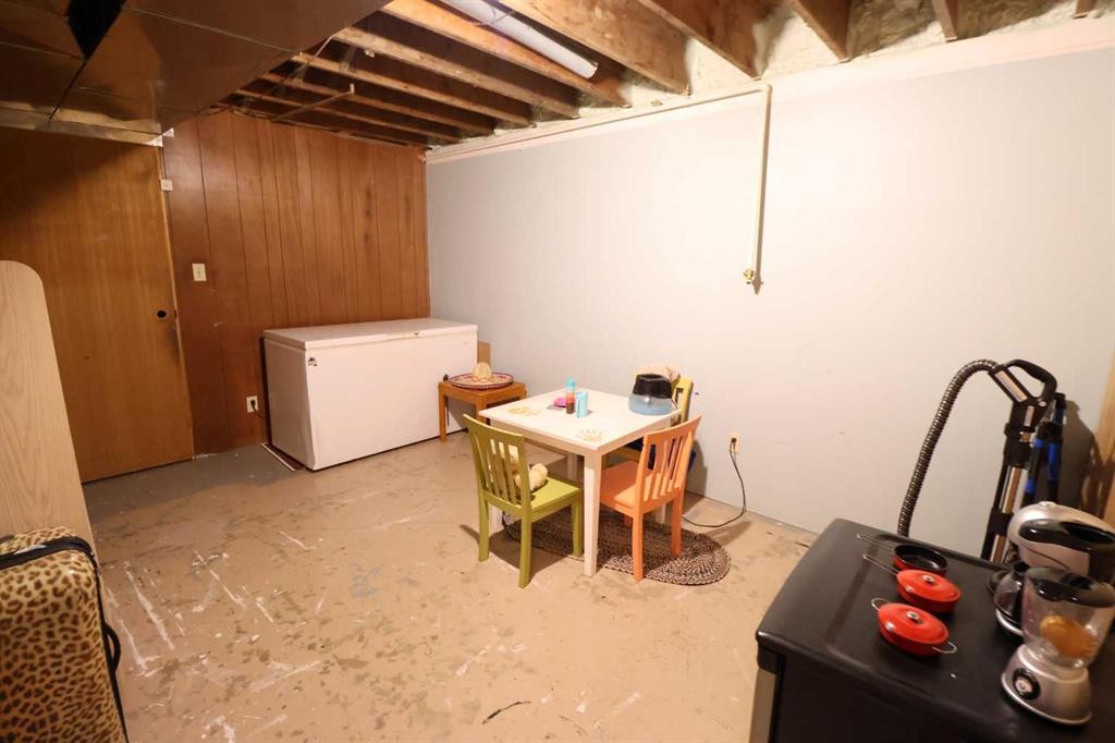 115054 Rr 103, Bow Island, AB - Indoor Photo Showing Basement