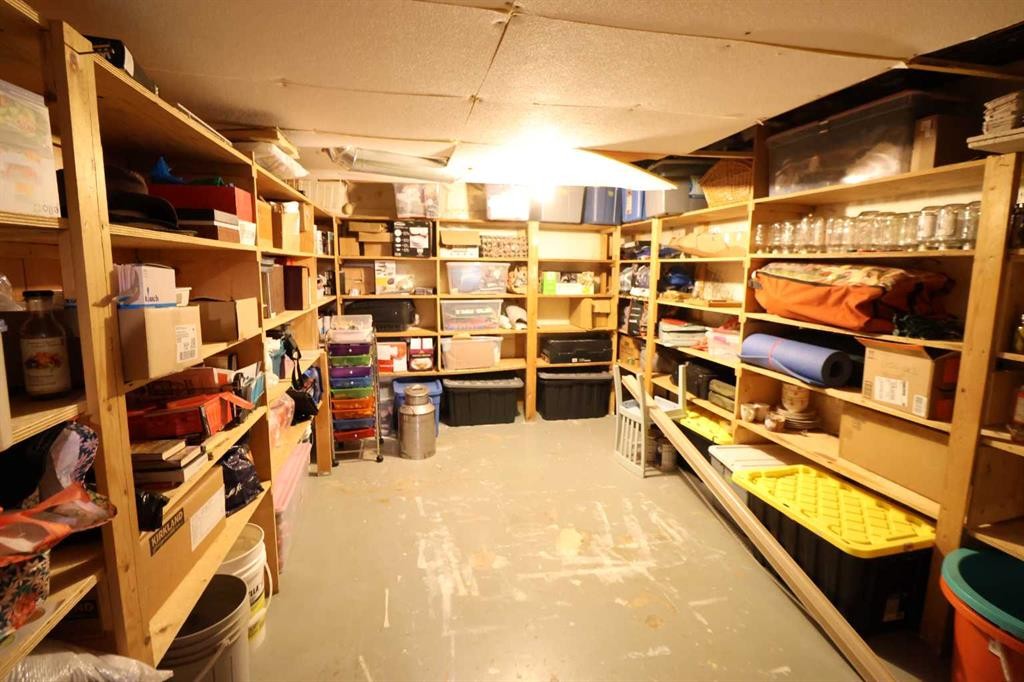 115054 Rr 103, Bow Island, AB - Indoor With Storage