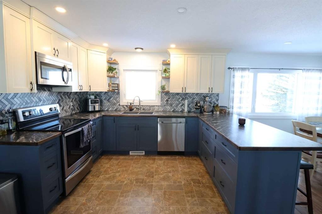 115054 Rr 103, Bow Island, AB - Indoor Photo Showing Kitchen